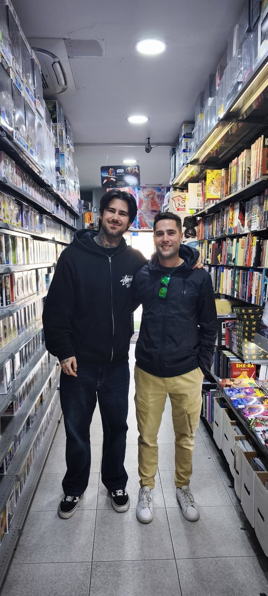 manugoo5's tweet photo. De vuelta de Madrid tuvimos una parada obligatoria en @alcalacomics para conocer en persona a Javi, una maravillosa persona! Y como no, algo tuvo que caer... Un placer haberte conocido! La próxima en la nueva tienda 👍 https://t.co/yBTzEkCrsD