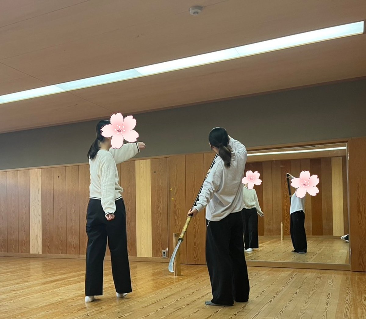 🪭 #能楽日記 🪭
今日のお稽古で、先輩から薙刀の振り方を教えていただきました！

先輩は薙刀を自在に操っていて、とてもかっこよかったです！  ✨
それに比べて私は薙刀を思うように動かせませんでした…

これからのお稽古で、この薙刀と仲良くなれるよう頑張ります！！💪 
(先輩に憧れる後輩より)