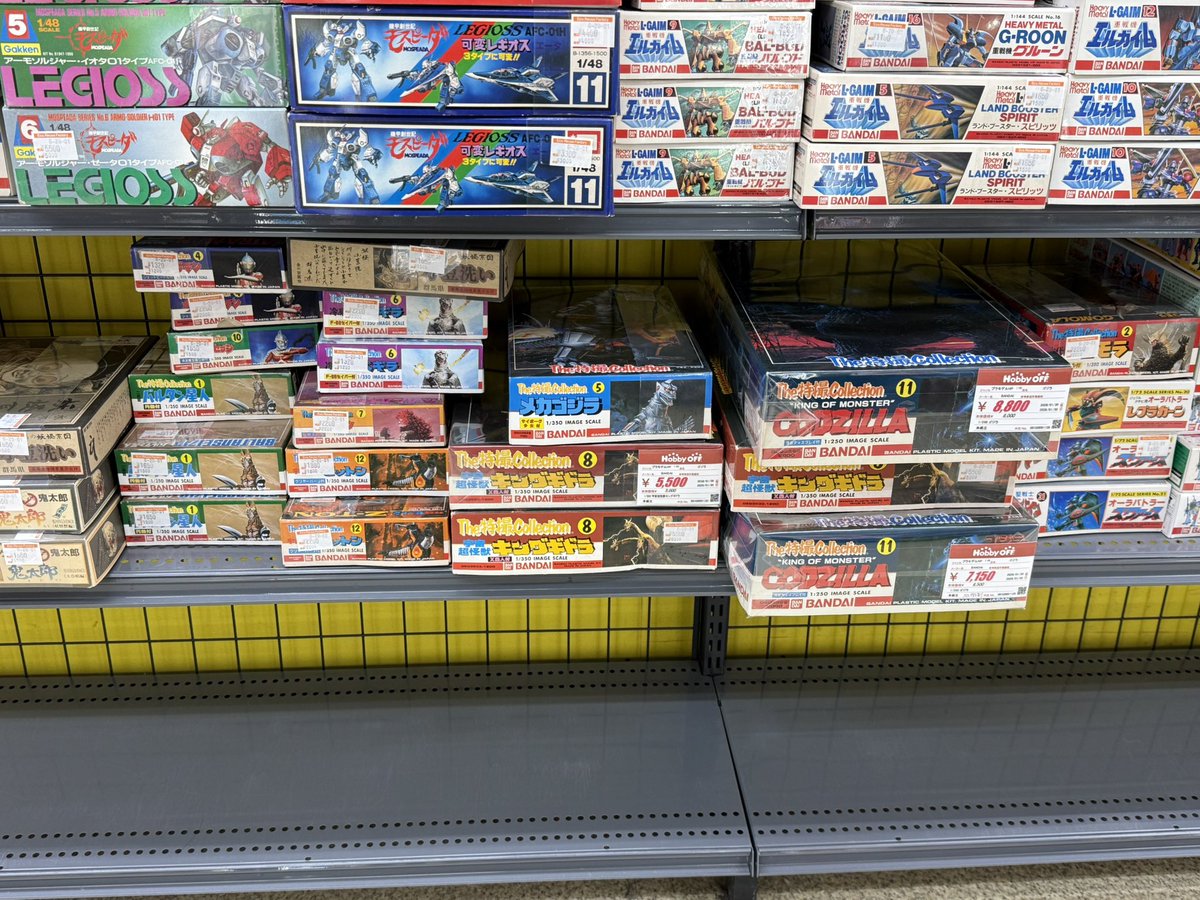 near_hide's tweet photo. 先日TLで、たまに行くホビーオフに大量の旧キットが入荷してるのを見かけたので、早速行ってみました😆
確かに垂涎の品揃えでしたが…プレ値がエグい‼️
店員さんに聞いたら、お1人の持ち込みだそうで…そういうことみたいですね🙏 https://t.co/HXepN0NTPp
