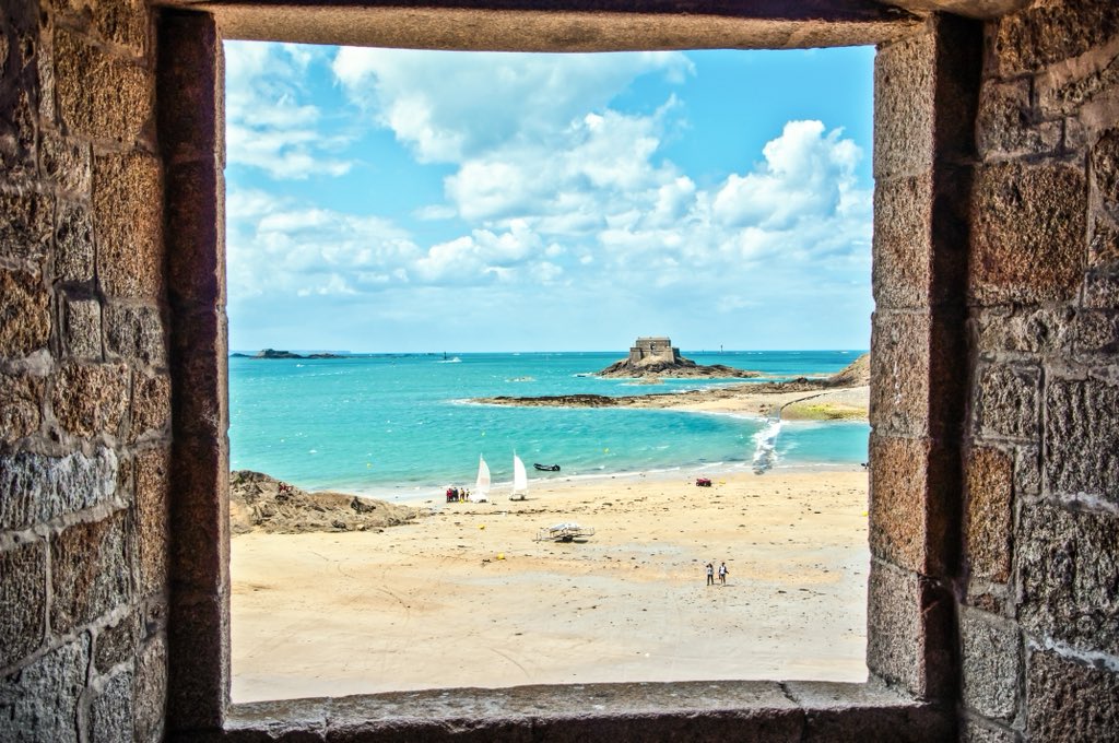 bobphotographer's tweet photo. Window Dressing: https://t.co/zwv3Ga8Iz1 #France #Brittany #SaintMalo #FortNational #Atlantic #Ocean #window #sand #beach #sailboats #blue #sky #clouds #tourists #sea #horizon #gettyimages #travelpics #travelphotos #coast #landscape #landscapepics #vacation #destination #travel https://t.co/eG2qffAWbT
