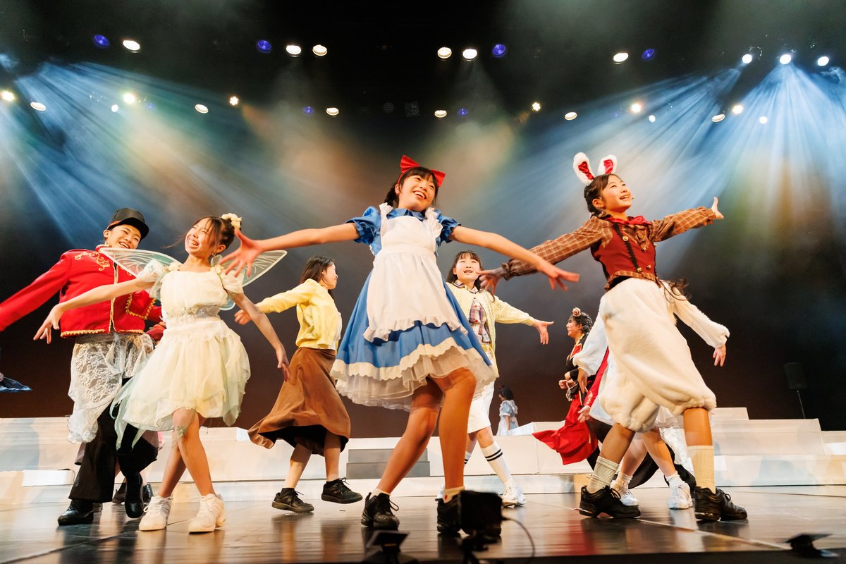 SpicaLittle's tweet photo. 『7人のアリス〜THE ORIGIN〜』終演から2週間。舞台写真をご紹介します✨️

ワンダーランドの世界を、どうぞお楽しみ下さい🎵

⚠無断使用厳禁⚠

#劇団LittleStar
#劇団リトルスター
#子役 #ミュージカル
#7人のアリス2026
#堺市 #高石市 #和泉市 #泉大津市 https://t.co/kNYIDMsaHf