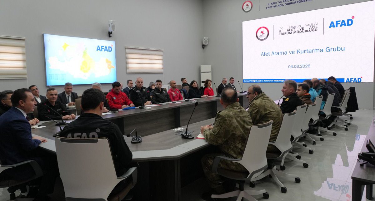 TCSamsunValilik's tweet photo. Afet Arama Kurtarma Grubu

📌 #Samsun’da afet ve acil durum öncesi, sırası ve sonrasında meydana gelebilecek muhtemel can ve mal kayıplarının önlenmesi ve azaltılması amacıyla Türkiye Afet Müdahale Planı (#TAMP) kapsamında oluşturulan 23 adet yerel düzey afet grubunun görev, sorumluluk ve yaptığı çalışmalara yönelik düzenlenen eğitim ve toplantılar devam ediyor.
 
📌Bu kapsamda; afet ve acil durumlarda arama ve kurtarma hizmetlerine yönelik koordinasyonla birlikte KBRN olayları ile ilgili müdahale çalışmalarını yürütmeye yönelik koordinasyondan sorumlu olan Afet Arama Kurtarma Grubu, ana çözüm ortağı İl Afet ve Acil Durum Müdürlüğünün ev sahipliğinde Vali Yardımcısı Bilal Bozdemir ve destek çözüm ortağı kurumların yetkililerinin katılımıyla toplandı.
 
📌Toplantıda👇
 
✅️Arama ve kurtarma türünü belirlemek, arama ve kurtarma çalışmalarını yürütmek için ihtiyaç duyulacak personel, ekipman, araç gereç ve malzeme tespitini yapmak, temin etmek,

✅️Afetzedeler için arama ve kurtarma çalışmalarının yürütülmesini sağlamak,

✅️Kurtarma çalışmalarına yönelik keşif hizmetlerini yapmak,

✅️Ulusal ve uluslararası arama ve kurtarma ekiplerini afet bölgesine yönlendirmek ve koordinasyonu sağlamak,

✅️Kurum/kuruluş hizmet binaları, enkaz haline gelen diğer binalar, tesisler vb. yerlerde arama ve kurtarma çalışmalarını belirlenecek öncelik sırasına göre yapmak,

✅️Müdahale ekiplerini ve ekipmanlarını hazır tutmak,

✅️KBRN olaylarında keşif-tespit, arama-kurtarma, dekontaminasyon ve numune alma faaliyetlerini yürütmek,

✅️Afet durumunda ortaya çıkan KBRN kirliliğini izlemek, oluşabilecek riskleri ve çevreye vereceği zararların boyutunu belirlemek ve gereken önlemlerin alınmasını sağlamak,

✅️Meydana gelebilecek ikincil afet durumlarına yönelik gereken tedbirleri almak,

✅️Tehlikeli maddeler nedeniyle oluşabilecek riskleri bertaraf etmek üzere ilgililere destek olmak konularındaki görev ve sorumluluklara yönelik eğitim verildi.

📌Afet Arama Kurtarma Grubu'nun Destek Çözüm Ortakları👇 

🔶️ Garnizon Komutanlığı
🔶️Büyükşehir Belediye Başkanlığı
🔶️İlçe Belediyeleri
🔶️Sahil Güvenlik Karadeniz Bölge Komutanlığı 
🔶️İl Emniyet Müdürlüğü
🔶️İl Jandarma Komutanlığı
🔶️Sahil Güvenlik Hava Grup Komutanlığı
🔶️Ulaştırma ve Altyapı Bakanlığı 9. Bölge Müdürlüğü
🔶️DSİ 7. Bölge Müdürlüğü
🔶️Meteoroloji 10. Bölge Müdürlüğü
🔶️Çevre, Şehircilik ve İklim Değişikliği İl Müdürlüğü
🔶️İl Sağlık Müdürlüğü
🔶️Tarım ve Orman İl Müdürlüğü
🔶️Sanayi ve Teknoloji İl Müdürlüğü
🔶️Ticaret İl Müdürlüğü
🔶️Gar Müdürlüğü
🔶️Liman Başkanlığı
🔶️DHMİ Çarşamba Havalimanı 
🔶️SamsunPort
🔶️Orman İşletme Müdürlüğü (Samsun, Bafra, Vezirköprü)
🔶️Türk Telekom Bölge Müdürlüğü 
🔶️Sivil Toplum Kuruluşları

"Kurtarma Gücü Dayanışmadır!"

Afet anlarında en önemli güç, birlikte hareket etmektir. Dayanışma, afetlerin etkisini azaltır ve kurtarma çalışmalarının hızla ilerlemesini sağlar. Her birey, her kurum ve her gönüllü, bir afet anında katkı sağlayarak, hayat kurtarmada önemli bir rol üstlenir.