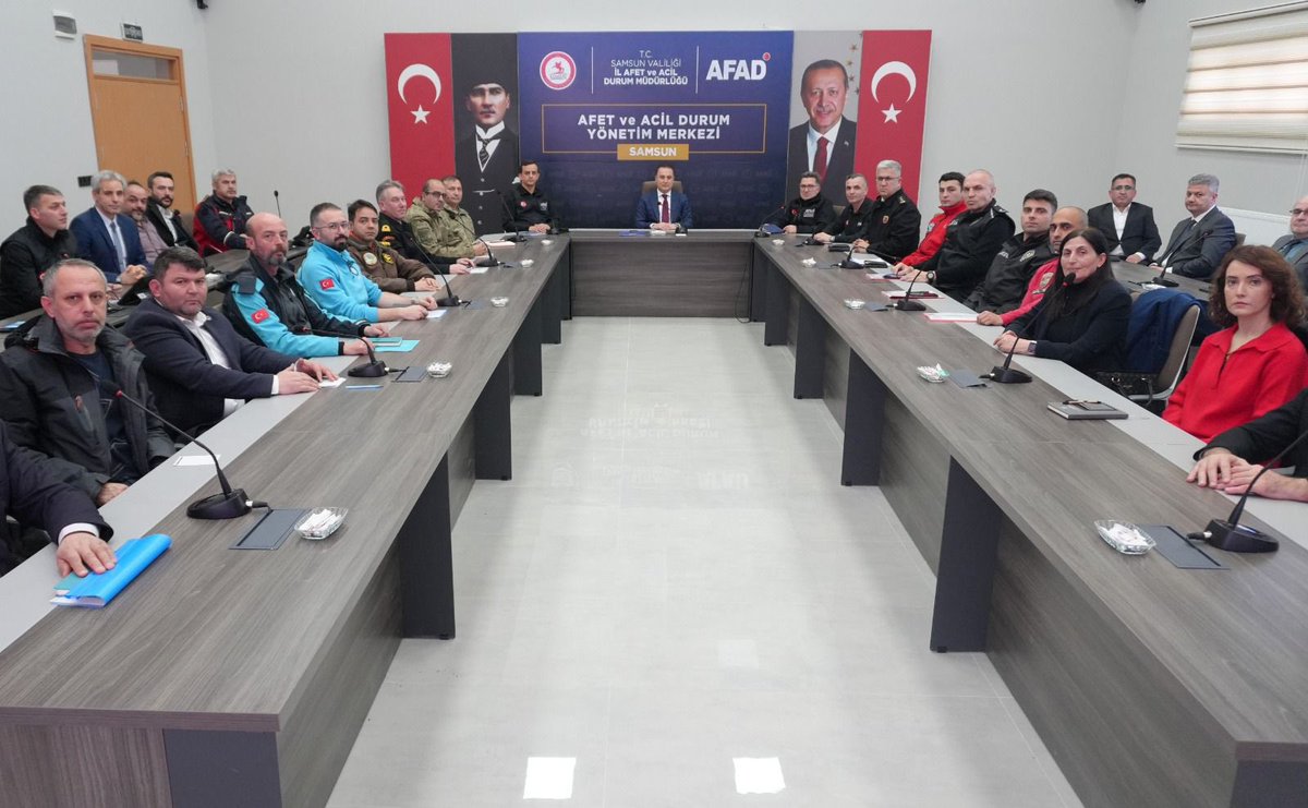 TCSamsunValilik's tweet photo. Afet Arama Kurtarma Grubu

📌 #Samsun’da afet ve acil durum öncesi, sırası ve sonrasında meydana gelebilecek muhtemel can ve mal kayıplarının önlenmesi ve azaltılması amacıyla Türkiye Afet Müdahale Planı (#TAMP) kapsamında oluşturulan 23 adet yerel düzey afet grubunun görev, sorumluluk ve yaptığı çalışmalara yönelik düzenlenen eğitim ve toplantılar devam ediyor.
 
📌Bu kapsamda; afet ve acil durumlarda arama ve kurtarma hizmetlerine yönelik koordinasyonla birlikte KBRN olayları ile ilgili müdahale çalışmalarını yürütmeye yönelik koordinasyondan sorumlu olan Afet Arama Kurtarma Grubu, ana çözüm ortağı İl Afet ve Acil Durum Müdürlüğünün ev sahipliğinde Vali Yardımcısı Bilal Bozdemir ve destek çözüm ortağı kurumların yetkililerinin katılımıyla toplandı.
 
📌Toplantıda👇
 
✅️Arama ve kurtarma türünü belirlemek, arama ve kurtarma çalışmalarını yürütmek için ihtiyaç duyulacak personel, ekipman, araç gereç ve malzeme tespitini yapmak, temin etmek,

✅️Afetzedeler için arama ve kurtarma çalışmalarının yürütülmesini sağlamak,

✅️Kurtarma çalışmalarına yönelik keşif hizmetlerini yapmak,

✅️Ulusal ve uluslararası arama ve kurtarma ekiplerini afet bölgesine yönlendirmek ve koordinasyonu sağlamak,

✅️Kurum/kuruluş hizmet binaları, enkaz haline gelen diğer binalar, tesisler vb. yerlerde arama ve kurtarma çalışmalarını belirlenecek öncelik sırasına göre yapmak,

✅️Müdahale ekiplerini ve ekipmanlarını hazır tutmak,

✅️KBRN olaylarında keşif-tespit, arama-kurtarma, dekontaminasyon ve numune alma faaliyetlerini yürütmek,

✅️Afet durumunda ortaya çıkan KBRN kirliliğini izlemek, oluşabilecek riskleri ve çevreye vereceği zararların boyutunu belirlemek ve gereken önlemlerin alınmasını sağlamak,

✅️Meydana gelebilecek ikincil afet durumlarına yönelik gereken tedbirleri almak,

✅️Tehlikeli maddeler nedeniyle oluşabilecek riskleri bertaraf etmek üzere ilgililere destek olmak konularındaki görev ve sorumluluklara yönelik eğitim verildi.

📌Afet Arama Kurtarma Grubu'nun Destek Çözüm Ortakları👇 

🔶️ Garnizon Komutanlığı
🔶️Büyükşehir Belediye Başkanlığı
🔶️İlçe Belediyeleri
🔶️Sahil Güvenlik Karadeniz Bölge Komutanlığı 
🔶️İl Emniyet Müdürlüğü
🔶️İl Jandarma Komutanlığı
🔶️Sahil Güvenlik Hava Grup Komutanlığı
🔶️Ulaştırma ve Altyapı Bakanlığı 9. Bölge Müdürlüğü
🔶️DSİ 7. Bölge Müdürlüğü
🔶️Meteoroloji 10. Bölge Müdürlüğü
🔶️Çevre, Şehircilik ve İklim Değişikliği İl Müdürlüğü
🔶️İl Sağlık Müdürlüğü
🔶️Tarım ve Orman İl Müdürlüğü
🔶️Sanayi ve Teknoloji İl Müdürlüğü
🔶️Ticaret İl Müdürlüğü
🔶️Gar Müdürlüğü
🔶️Liman Başkanlığı
🔶️DHMİ Çarşamba Havalimanı 
🔶️SamsunPort
🔶️Orman İşletme Müdürlüğü (Samsun, Bafra, Vezirköprü)
🔶️Türk Telekom Bölge Müdürlüğü 
🔶️Sivil Toplum Kuruluşları

"Kurtarma Gücü Dayanışmadır!"

Afet anlarında en önemli güç, birlikte hareket etmektir. Dayanışma, afetlerin etkisini azaltır ve kurtarma çalışmalarının hızla ilerlemesini sağlar. Her birey, her kurum ve her gönüllü, bir afet anında katkı sağlayarak, hayat kurtarmada önemli bir rol üstlenir.