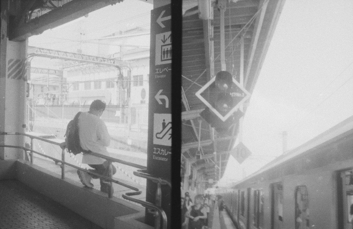 Kitamin_Studio's tweet photo. 自家スキャナー計画
第一回目は自作フィルムホルダー。
折りたたみ式にすることは良かった。
安価で入手しやすく透過する素材が下じきしかなかったんだけど、傷がつきやすいのと静電気が帯電してる時はホコリもつきやすい。
ホルダーは別のものを探そうと思う。
スキャンした写真は良かったと思う https://t.co/bjxVs0kdmu