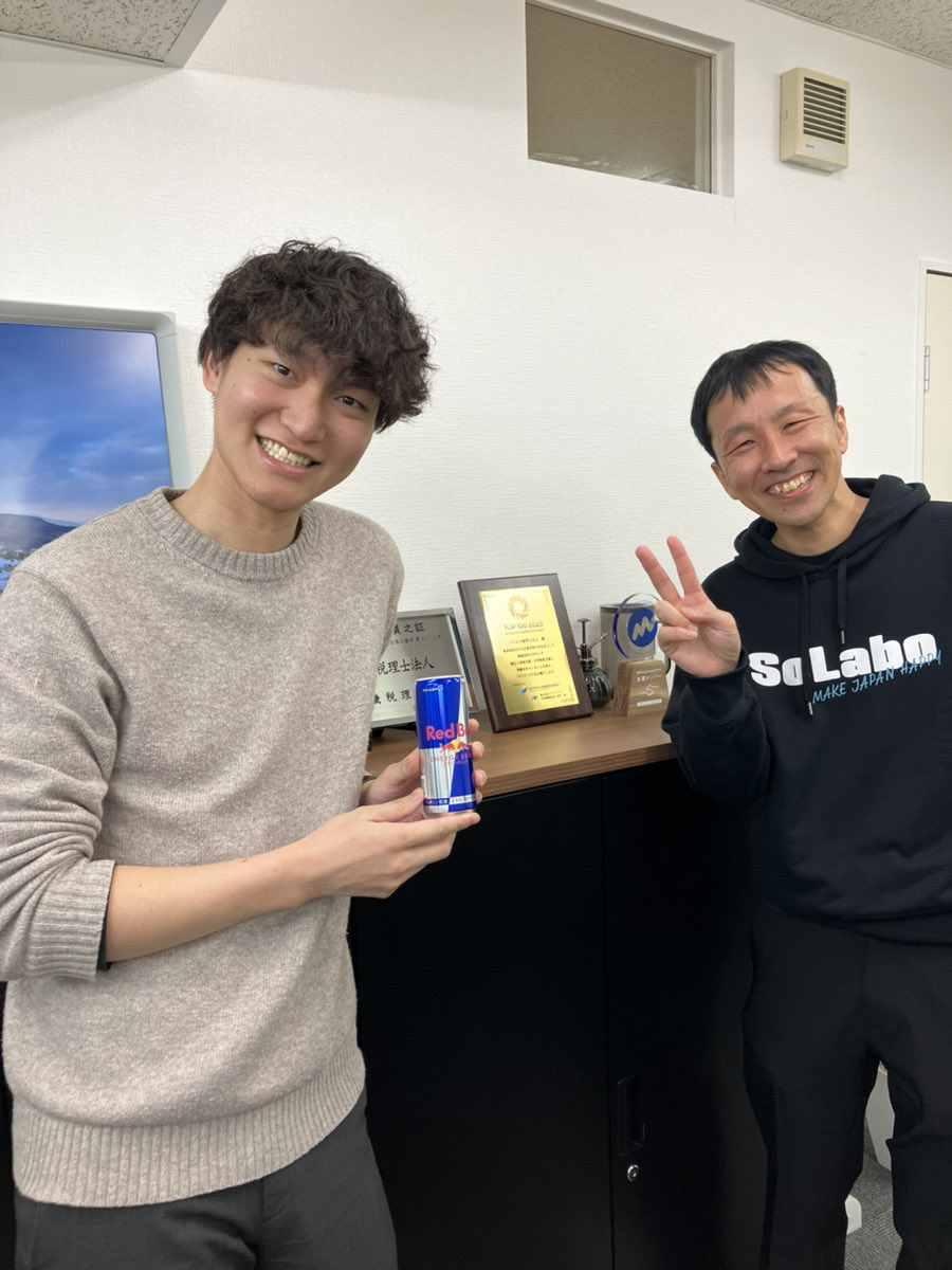 sakai_tax's tweet photo. ソラボさんからレッドブルいただきました！
人数お伝えしてなかったのですが、ちょうどスタッフの人数分お持ちいただきました…
ありがとうございます🙏

あと1週間ちょっと、チーム一丸となって乗り越えていきたいと思います！ https://t.co/oeqLrBu9bS