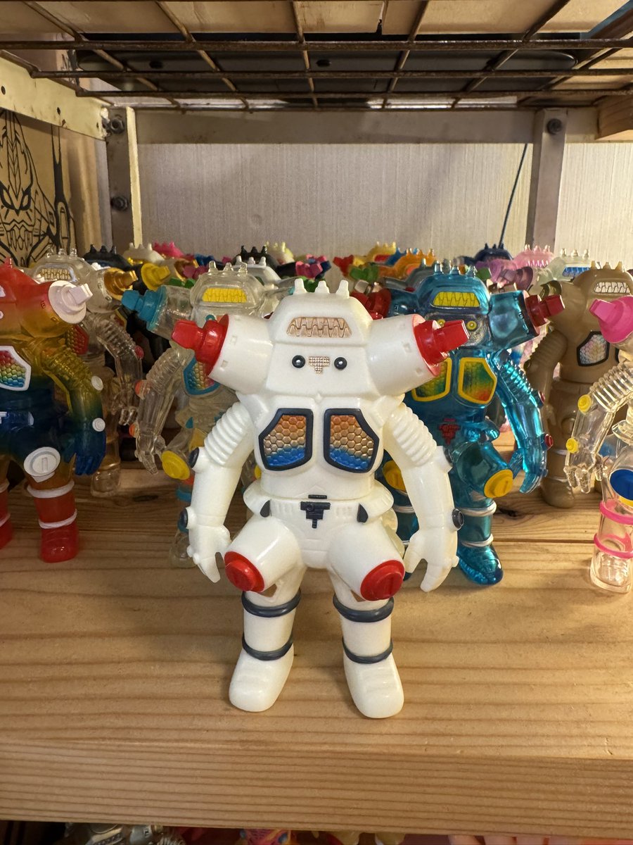 新しい子やっとセッティング💦 この白と赤の色味が不思議と落ち着いた