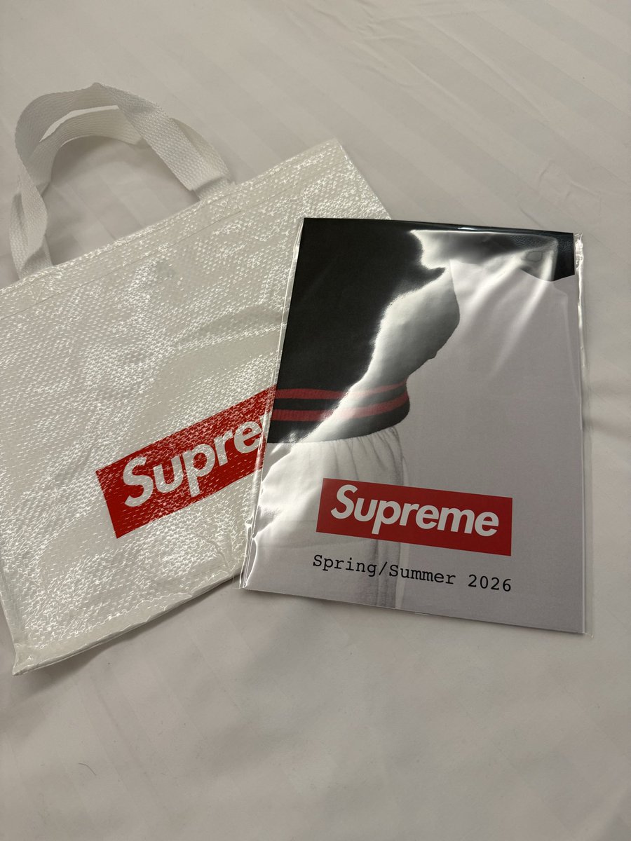 今日Supreme韓国でArabic Box Logo Tee買ったらこんなポスター？的なの