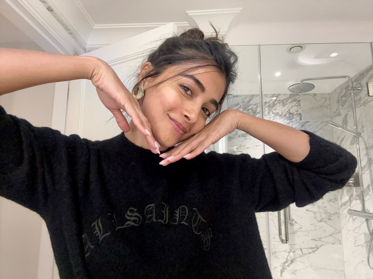 Weekendvibes_'s tweet image. Pooja Hegde 🖤

#Pooja #PoojaHegde