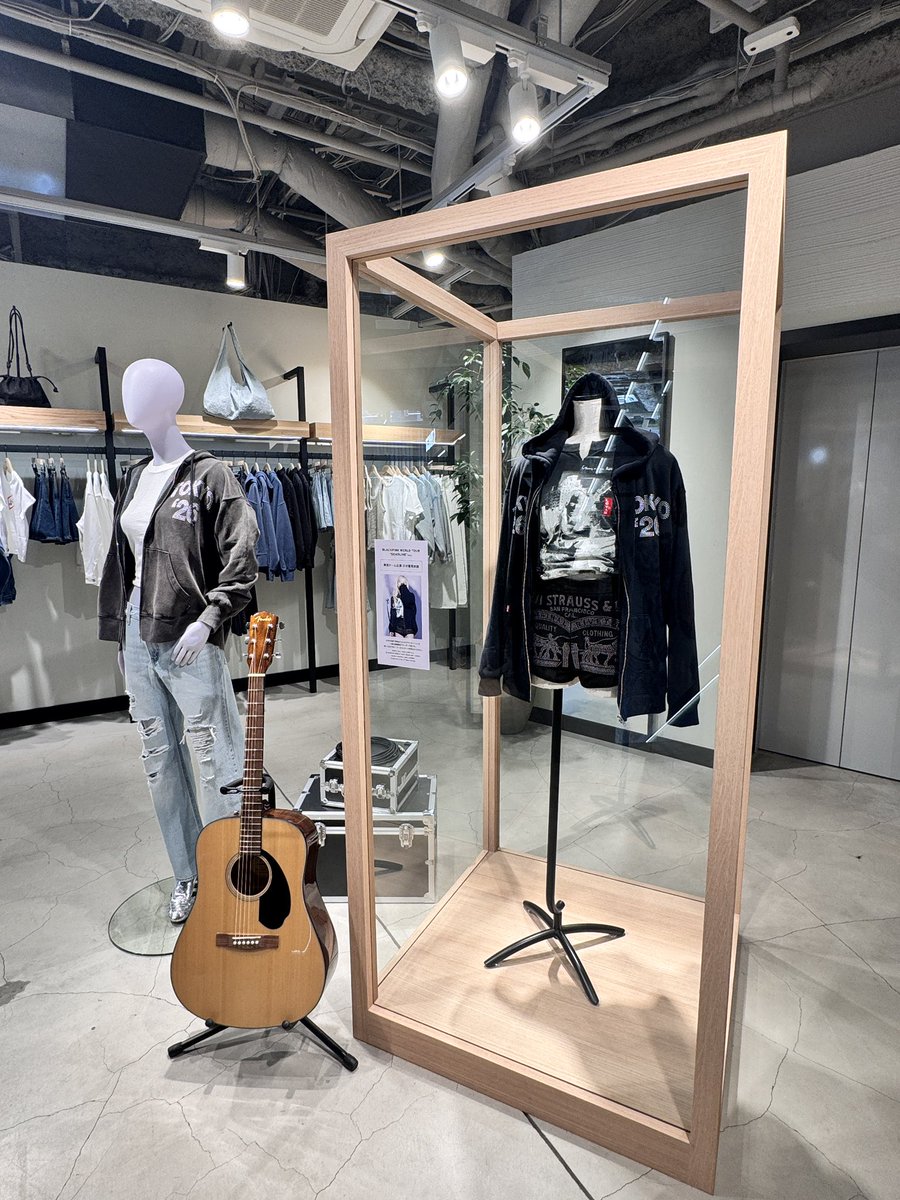 _youimma's tweet photo. 하라주쿠 리바이스 매장에서 손재봉틀 자수 된다고 해서 팀로지 자켓 손민수로 넘버원 새기려 갔는데 요새는 기계자수만 된다해서 채영 도쿄콘 의상만 구경하고 옆에 또 채영이 광고의상 전시해놨길래 사고싶다 전하니 완판이래🫠 걍 다른 거 구매해서 포토카드 받아왔서요 https://t.co/1YAHYnykd1