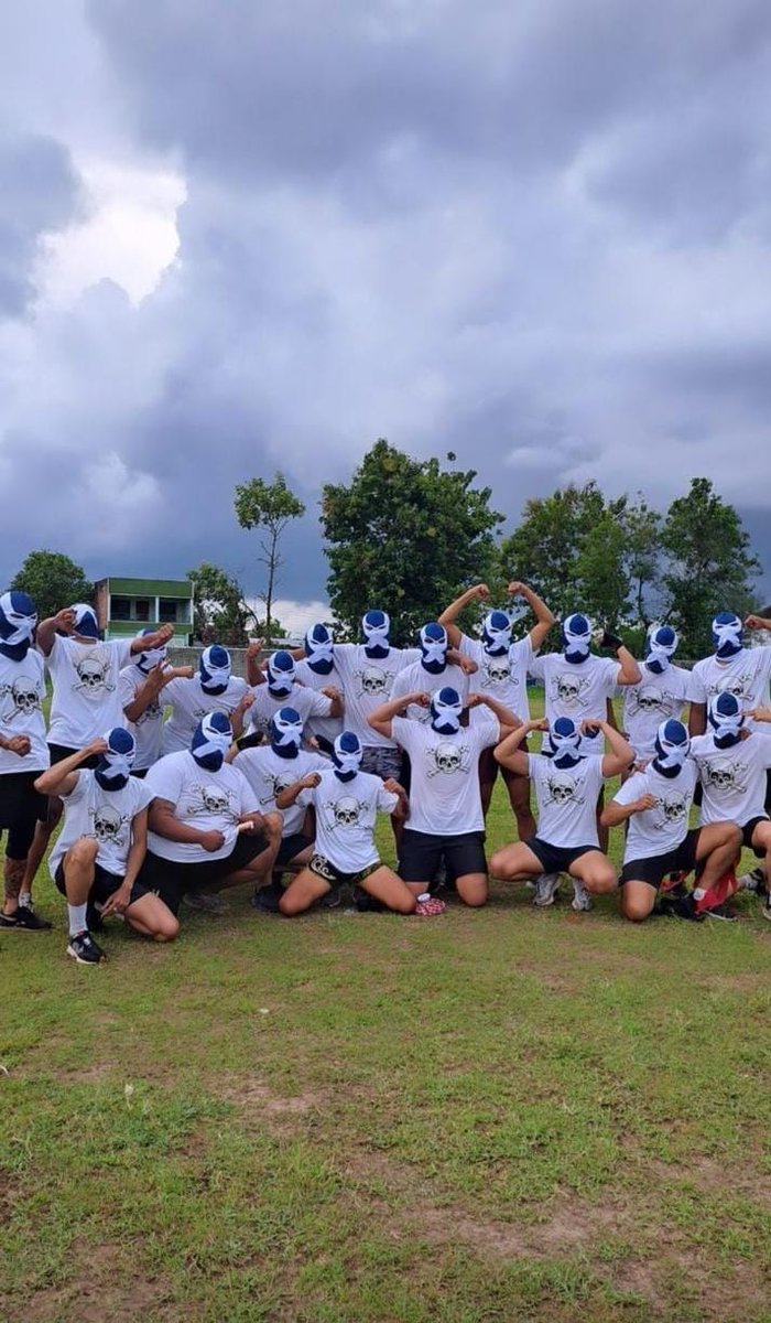 Cukup mengaku kalah dan hancur lebur kurang dari 2 menit sebenarnya selesai pada hari itu.

Mencoba mengcounter dengan cara "meledek" dan membuat lelucon dengan objek orang yang sudah tiada sangatlah bodoh.

Yang seharusnya kalian lakukan adalah bubar.