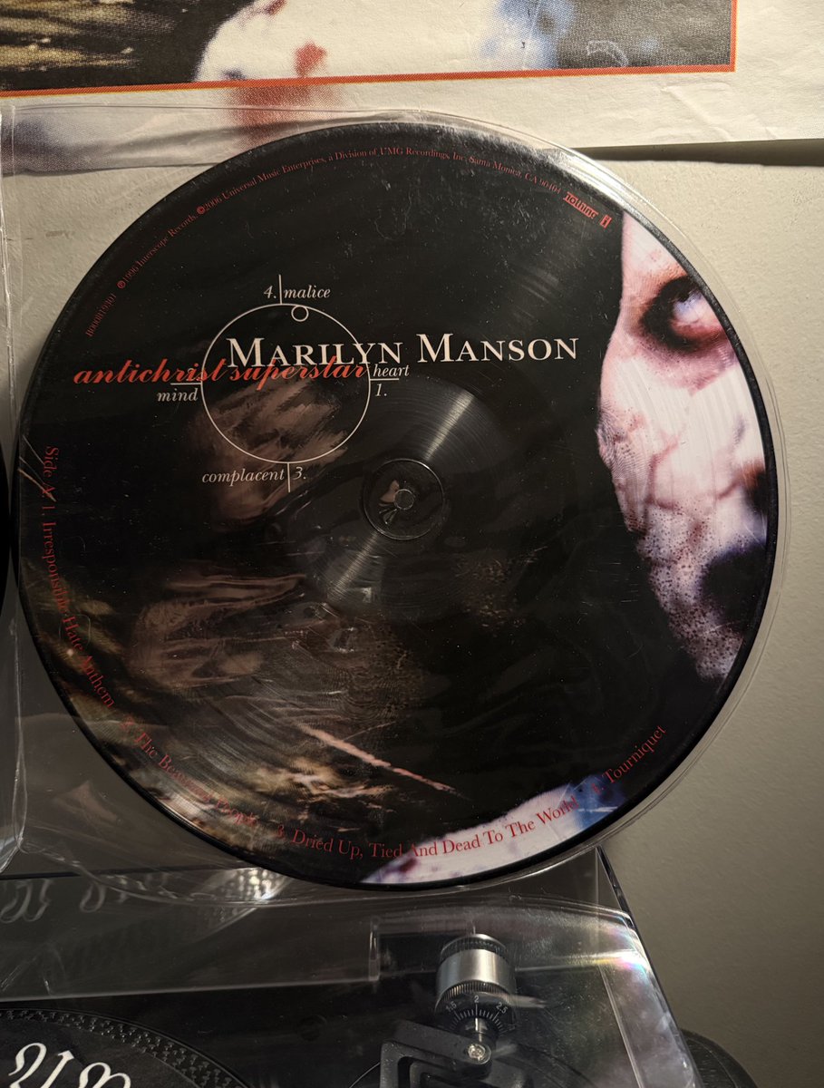 Coma Von Paris ↯ tweet media