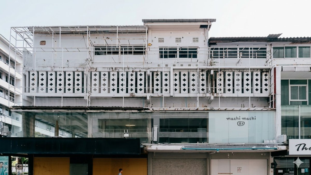 ในพื้นที่สยามเอง เหลือตึกดั้งเดิมตั้งแต่เมื่อแรกสร้างอยู่ไม่มาก นอกจากโรงหนัง ก็มีอาคารอย่าง 'บริติชเคาน์ซิล' และบรรดาตึกแถวที่มีทางเดินต่อเนื่องกัน ที่โดดเด่นด้วย 'แผงกันแดด' ทำจากดินเผาฉลุลาย ซึ่งในปัจจุบันถูกปรับปรุงเปลี่ยนแปลงไปเยอะ เหลือตึกแบบดั้งเดิมแทบจะนับห้องได้ (7)