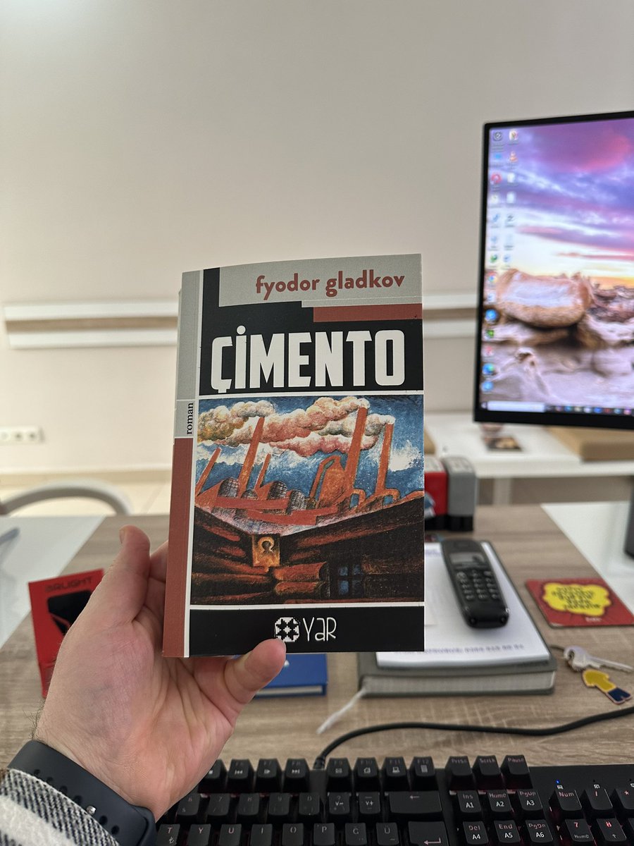 Gladkov; 1917 Ekim Devrimi sürecinden sonra emekçinin, emeğin şekillenmesini ilmek ilmek işliyor. Sosyalizm ideolojisi, Stoacılık düşünceleri, toplumun iç savaş sonrası bürokrasiye bakışı ve tabii ki emekçinin birleşimi. Muhteşem bir yapıt! 5/5