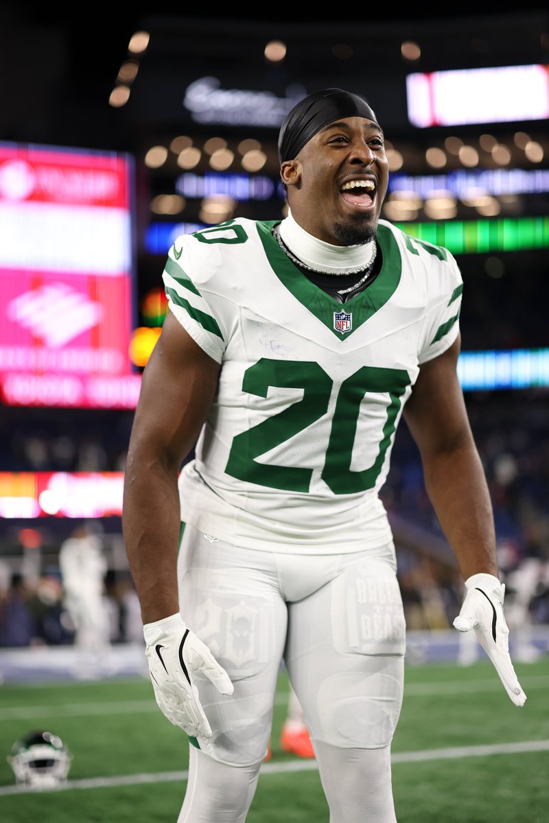 NYJets_Media's tweet photo. Smiling this morning knowing Breece Hall is not going anywhere and is staying put with the JETS for this season 😁 https://t.co/YgEqs0j6Xh
