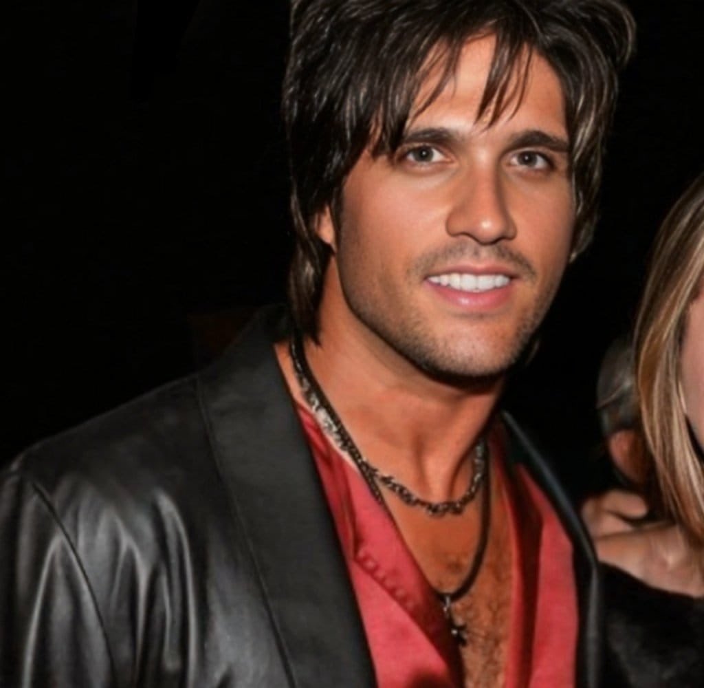 lgschiavi's tweet photo. Imagina ocê, betinha goiano andando pelo Villa Mix em 2013 até que vê isso um mineiro médio: 1,96 de altura, perfect jawline, rapadura skin, angel hair. Cabo procê fi, agora oq resta é voltar pra casa roer pequi https://t.co/KnZd6Cmcz3