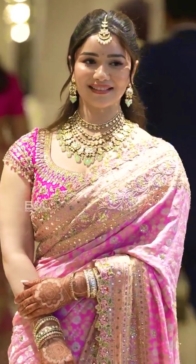 Rahulm_01's tweet image. Sara Tendulkar ✨💓
Pink saree में बेहद खूबसूरत लग रही हैं।
Grace, elegance और charm — सब एक ही लुक में। 🌸

#SaraTendulkar #PinkSaree #Elegance