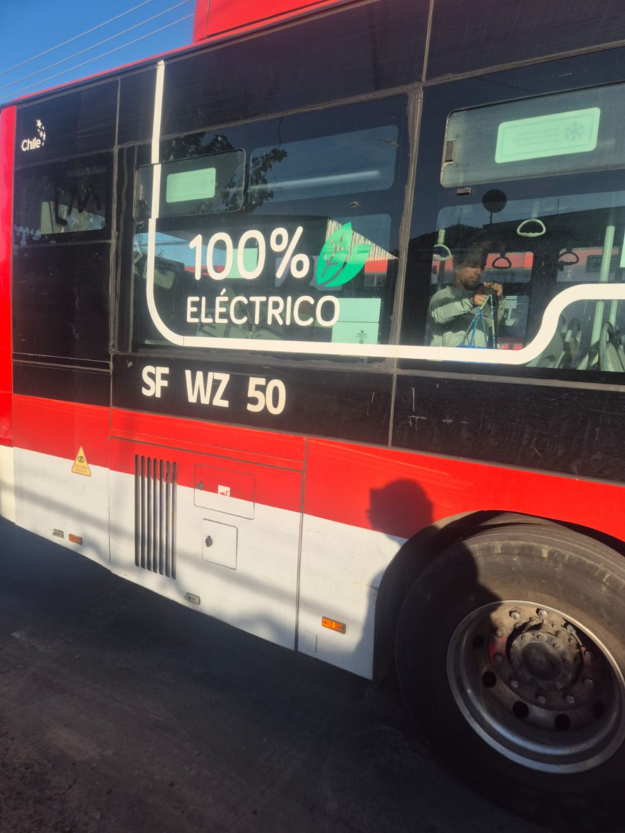 Barbara_BPR's tweet photo. @Red_Movilidad @tra Operador de bud SFWZ 50, maneja manipulando el teléfono a pesar de que la ley prohíbe manipular teléfono mientras conduce, por suerte no pasó nada, pero este señor es un peligro al volante. Favor revisar situacion y tomar medidas correspondientes. https://t.co/EGtpFfYhar