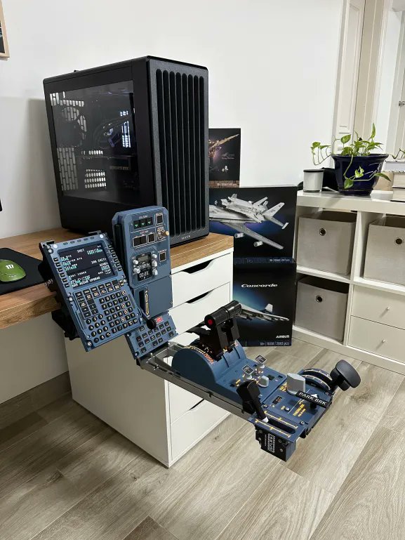 winctrlofficial's tweet image. One picture to cure all your cable OCD. 😌

The rest of the gear is on the way! ✈️📦 

Show us your 'office' in the comments! 👇

📸: Discord @xX M4RAUN Xx

#winctrl #winwing #flightsimulator #msfs2020 #msfs2024 #gearup