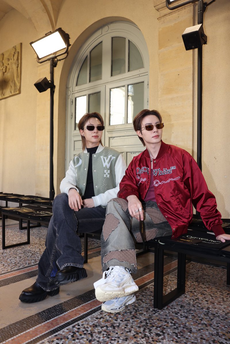 The best view in the house. 

Zee @zee_pruk and NuNew @CwrNew are front row and ready to witness ...