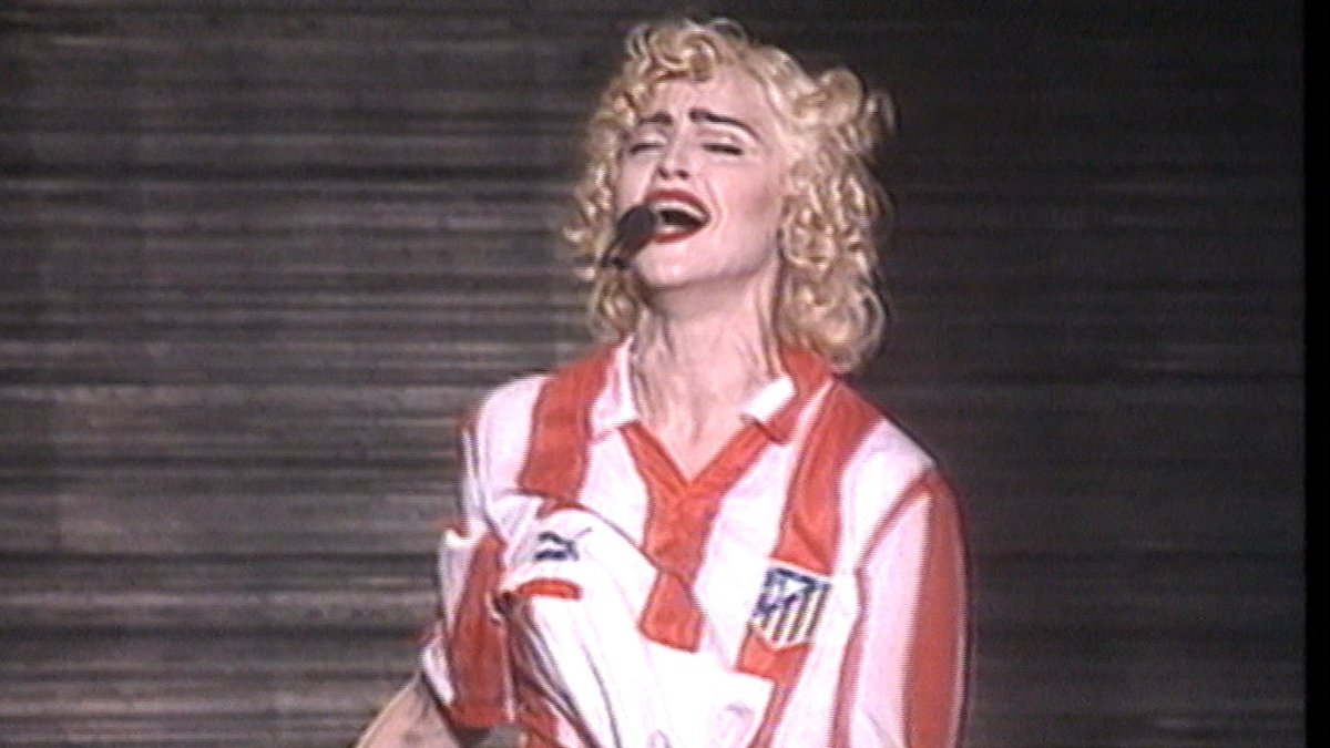 Sobre la camiseta de Madonna:
Desde la organización de aquellos conciertos, en Madrid, Vigo y Barcelona, me dicen que era algo habitual que se hacía con los artistas (la otra imagen es en el Calderón días antes). 
No recuerdan qué pasó con las camisetas. 
Han pasado 36 años.