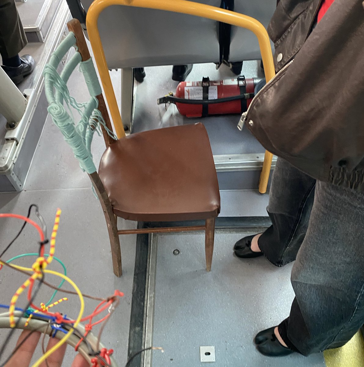 tuputadechicle's tweet photo. estudiantes de derecho: mañana me toca entregar un ensayo de 60 páginas sobre ley orgánica
estudiantes de bellas artes: mañana entrego silla https://t.co/elf9yT6jhf
