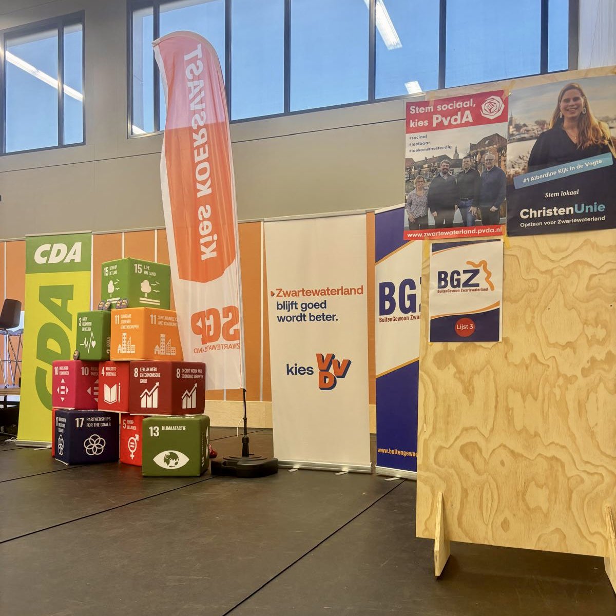 Woensdagmiddag organiseerden we een debatmiddag over democratie.
Lokale politieke partijen gingen in debat over stellingen van onze leerlingen. Ook burgemeester Judith Compagner was aanwezig.

Een geslaagde middag over luisteren, argumenteren en respectvol in gesprek gaan.