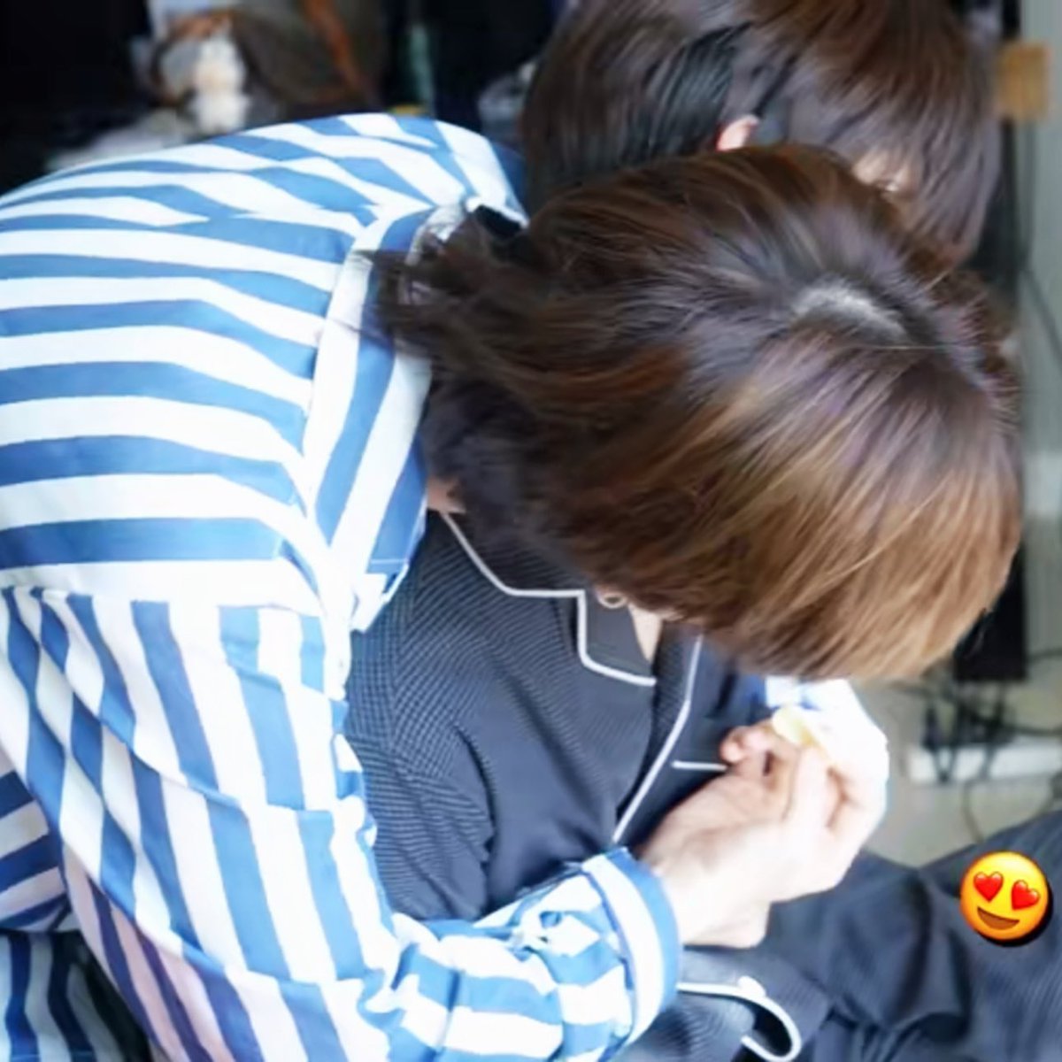 🐶 : เค้าถีบเราตั้ง20กว่ารอบ ไม่ขอโทษซักคำเลยอะดูสิ
🐻‍❄️ : ก็ตื่นมาละตี๋เอาพี่ไปกอดอะ
🐶 : ละกอดไม่ได้เลยหรอ กอดได้ป้ะ กอดได้มั้ย กอดได้มั้ย
🐻‍❄️ : ไม่ได้

แล้วนางกอดแบบเต็มที่ไปแล้ว น้องป๋อบอกไม่ได้แต่ 0 สะบัด มากก565655555555555