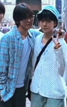 이사진 초딩5학년4학년이 소풍 장소 겹쳐서 같이 찍은 사진같음