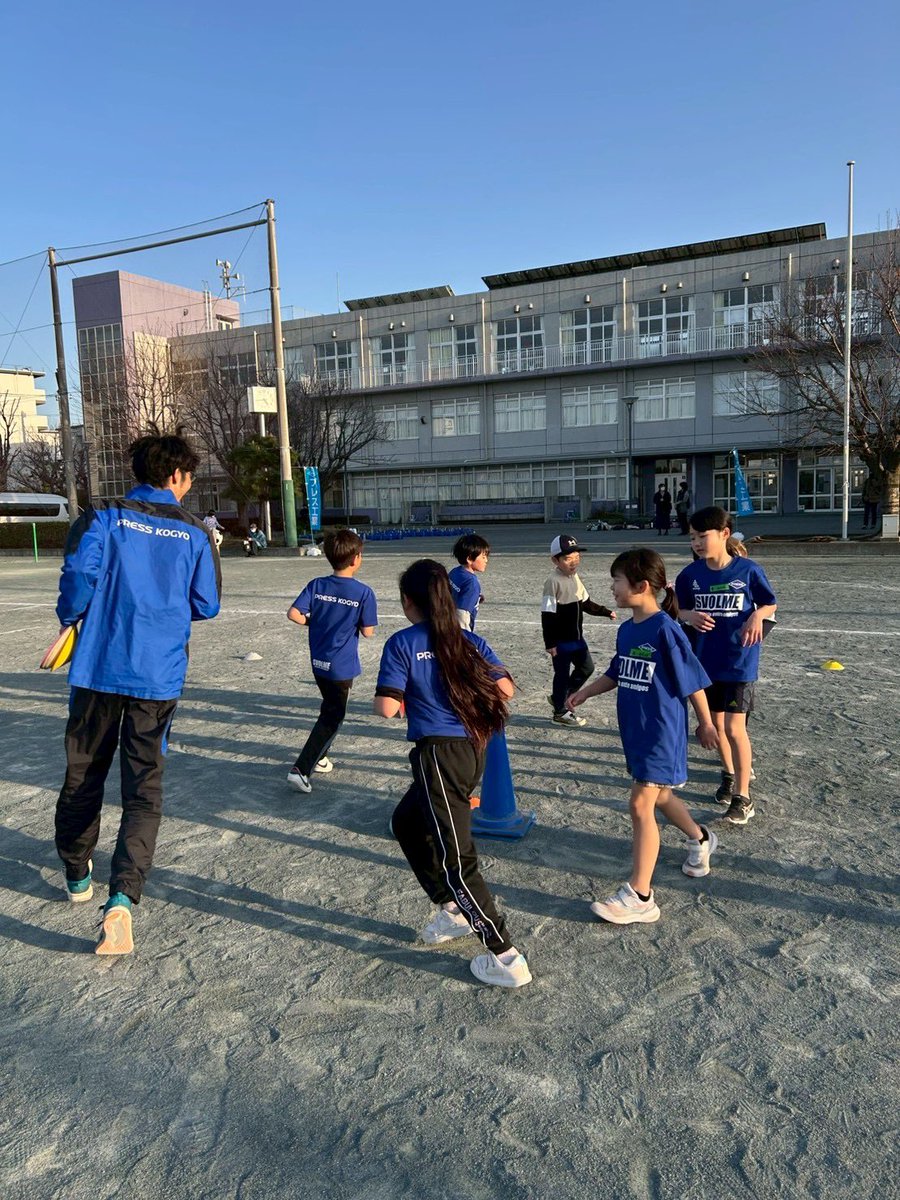 press_rikujo's tweet photo. 本日善行小学校で第15回の陸上定期教室を行いました🏃‍♀️
早いもので次回は今年度最後の教室になります‼️
名残惜しいですが、次回も元気いっぱい頑張ります💪 https://t.co/FCyLefFQNF