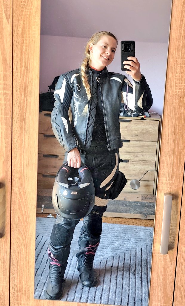 LaraTheCookie tweet media