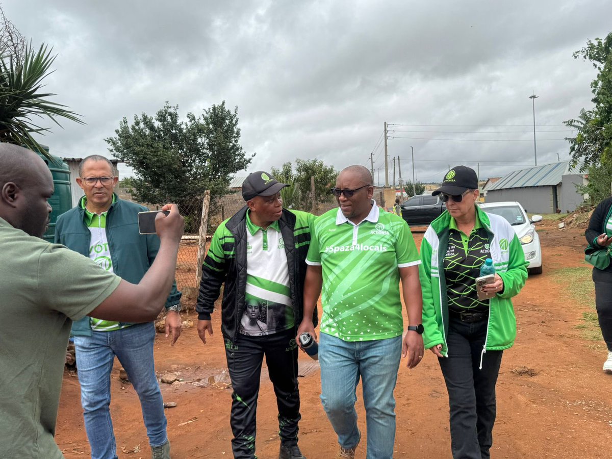 EvelynMondlana's tweet photo. [HAPPENING NOW] @Action4SA Joburg Mayoral Candidate @HermanMashaba alongside @ActionSA_GP Provincial Chair @Funzi_Ngobeni, @ActionSA_EkuReg Regional Chair Michael Basch and Johannesburg Caucus Leader Marcel Coutriers in Ward 50 for the #JoburgMayoralCampaignTour.

#Mashaba4Mayor https://t.co/Fiv72jo5Sa