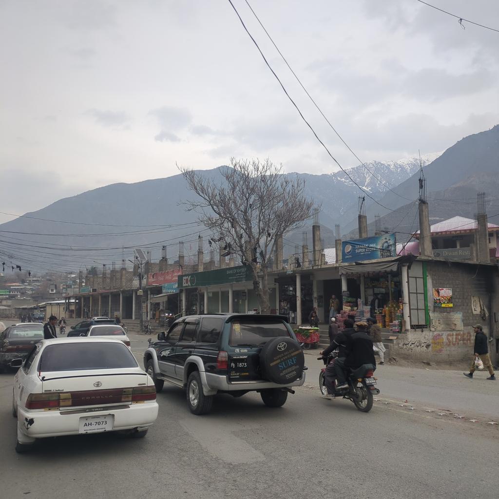 Anees_here08's tweet photo. Chitral Bazaar is packed this Ramzan around iftar time! Everyone’s out grabbing dates, snacks, and sweets. Plan your shopping early to beat the rush! 🌙🛍️ #RamzanVibes #ChitralBazaar #IftarTime https://t.co/dWBwe1uj14