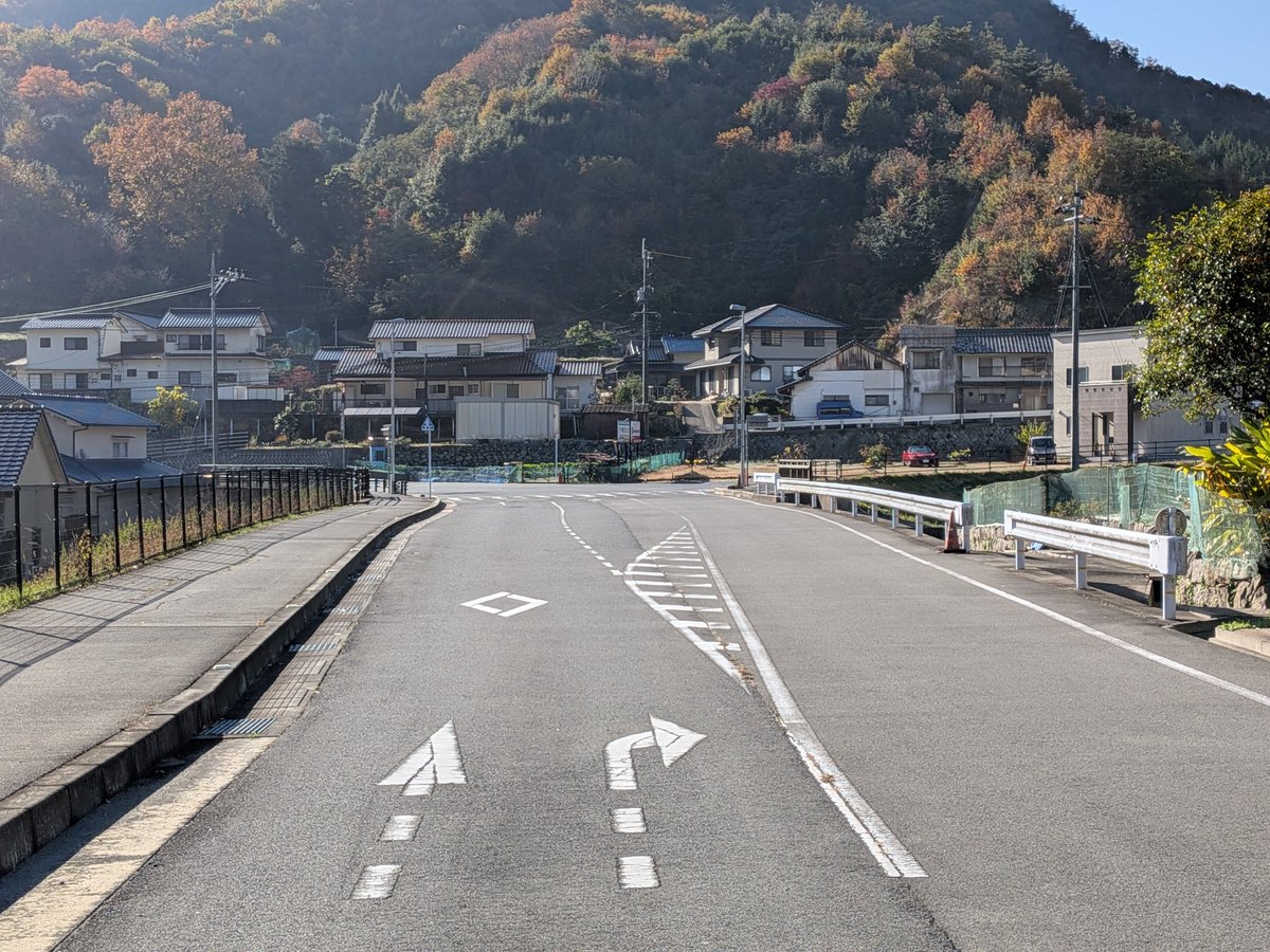 反対方向 行き止まりで交通量が少ないはずだが右折レーンや歩道が完備 航空写真で見るとぷつんと途切れている 山で途切れた箇所の反対側に同じように ...