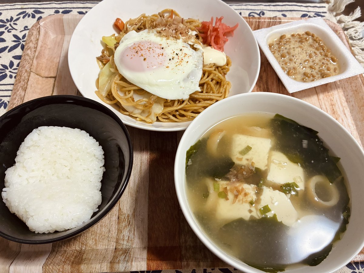 焼きそば定食できた🍜 