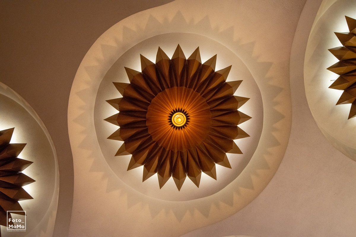 อย่างที่บอก ถ้าวัดด้วย 'อายุ' ตึกพวกนี้ก็ไม่รอดแน่ แต่หากคิดว่า 'อาคาร' ที่อยู่ในฐานะหลักฐานประจักษ์พยาน การเกิดขึ้นของย่านสำคัญในสังคมเมืองกรุงเทพฯ ที่โดดเด่นด้วยโครงสร้างอันพิสดาร รูปทรงที่มีเอกลักษณ์ และการตกแต่งที่สะท้อนรสนิยมแห่งยุคสมัย ถึงจะพอคุยกันได้ (8)