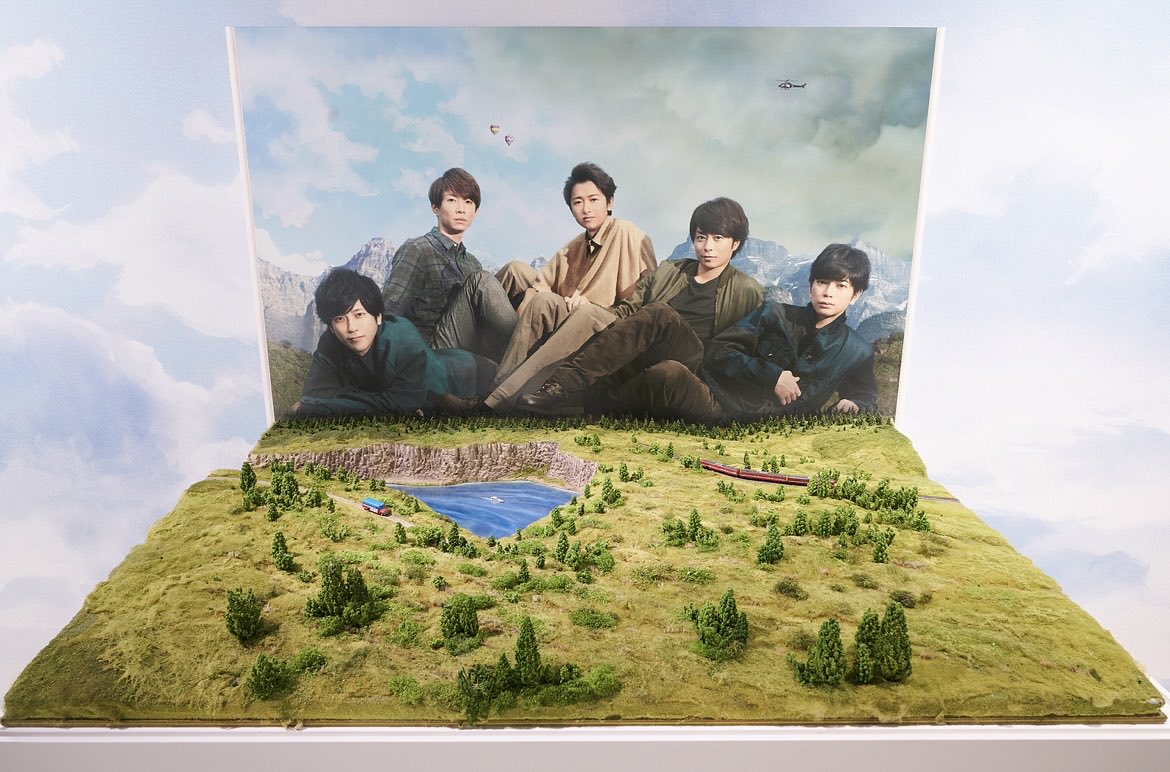 ars_Jua0830's tweet photo. イントロと曲終わりの嵐の旅路がまさにこれでしかなくて涙😭😭😭 最後の方のカットに5×10がよぎるバスに乗ってるカットもあって、あぁ、長い時間を共に過ごさせてもらったんだなぁと漠然と感じてとても感慨深い🥲 https://t.co/h67B5zYbHO