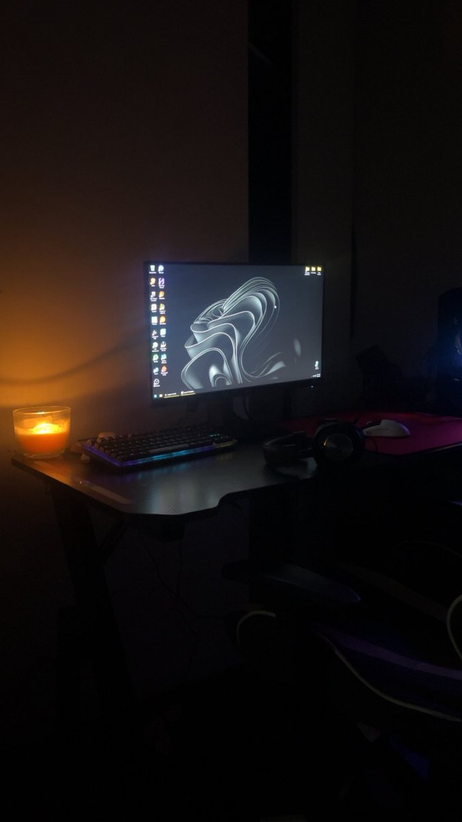 ivxryfn's tweet photo. Clean setup 😍
Asus 380hz 
Superstrike 
Wooting 80he 
Logitech g pro X 
Artisan hien xxl xsoft https://t.co/1UezCpuKhP