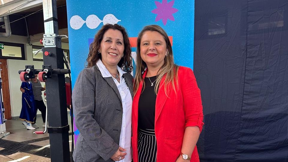 🔵 Vicepresidenta ejecutiva, Daniela Triviño Millar, participó en el inicio de año escolar 2026 en el colegio República de Chile, de Doñihue. Una emotiva instancia a la que asisterion diversas autoridades y dio el vamos al inicio de clases de más de 200mil estudiantes. 🙌
