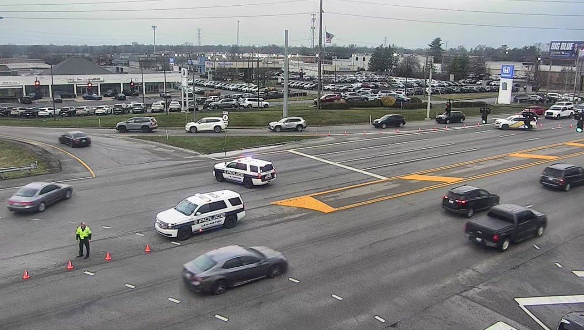 lexwrecks's tweet photo. UPDATE:
Outbound traffic on Nicholasville Rd is being diverted to the inner loop of New Circle Rd.
Traffic exiting the inner loop of New Circle Rd is being diverted to inbound Nicholasville Rd.
NO OUTBOUND TRAFFIC ON NICHOLASVILLE RD AT NEW CIRCLE RD FOR APPROXIMATELY 2-3 HRS. https://t.co/UXP22vOIGY