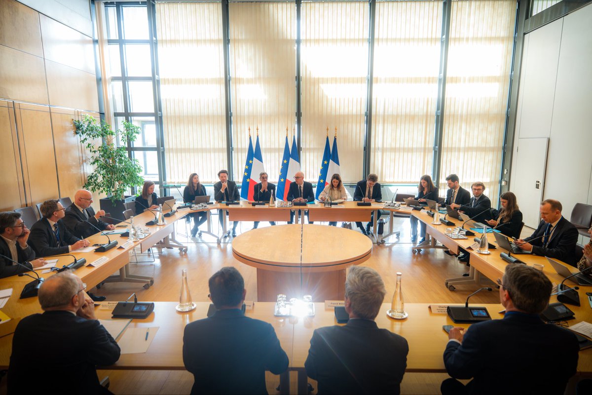 SergePapin_rf's tweet photo. La guerre au Proche et Moyen-Orient a un impact sur notre quotidien. Ce n’est pas la première fois, mais cela implique toujours des questions et des inquiétudes. Et c’est utile d’en parler et d’y répondre.

Ce matin, avec Roland Lescure et @MaudBregeon , nous avons réuni les distributeurs de carburants et fait le point sur la situation d’approvisionnement du territoire et l’évolution des prix à la pompe.

Sur la disponibilité du carburant, c’est important de le redire : il n’y a aucun problème d’approvisionnement en France. L’essence est disponible. Il peut arriver que certaines stations aient plus de monde d’un coup, ce qui crée des tensions ponctuelles locales, mais l’approvisionnement est là, que ce soit pour nos trajets du quotidien ou pour les départs et retours de vacances.

Aujourd’hui, le prix du carburant augmente du fait de l’évolution des cours mondiaux du pétrole, dont une partie provient et passe par la région : quand l’offre baisse et que la demande reste forte, le prix du baril augmente. Cela se voit rapidement sur les prix dans nos stations et sur le prix du plein d’essence.

Cela touche donc tout le monde. D’où l’importance de se serrer les coudes entre État et acteurs privés de la filière : les tensions, les crises, ça s’affronte ensemble. Nous continuerons de surveiller l’impact de ce conflit sur notre quotidien. Je resterai attentif à l’évolution des prix et à répondre à vos questions.

Serge Papin