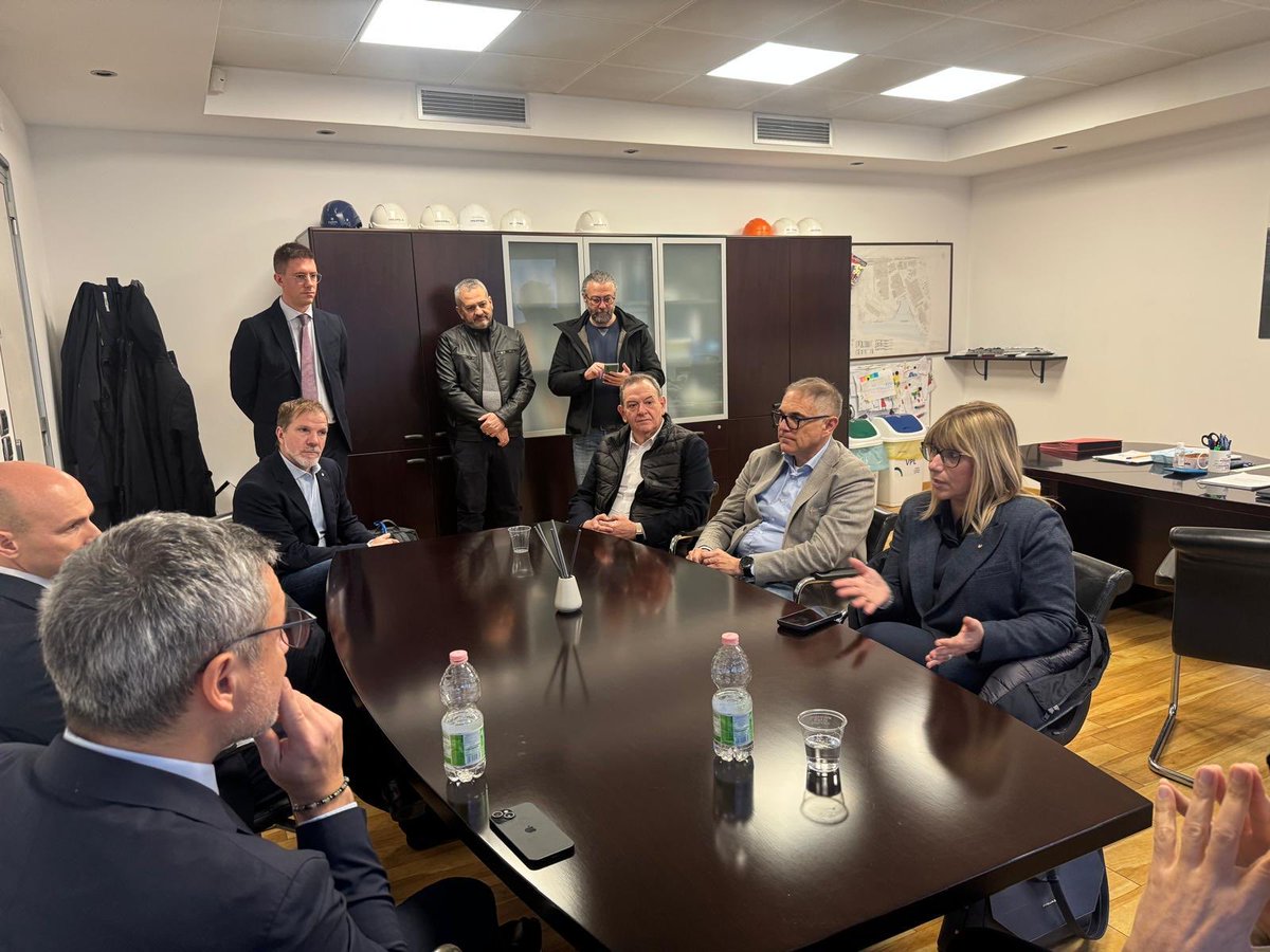 CislNazionale's tweet photo. #DanielaFumarola a Marghera: «Oggi la #Cisl è qui anche per lanciare la sfida della partecipazione. Con la legge 76 abbiamo dato attuazione a un principio previsto dalla Costituzione fin dal 1948: il diritto dei lavoratori a collaborare alla gestione delle imprese per promuovere l’elevazione economica e sociale del lavoro.
Allora, perché non iniziare proprio da una realtà importante come Fincantieri? 
La nostra proposta è quella di aprire un confronto per prevedere la presenza di un rappresentante dei lavoratori nel consiglio di amministrazione dell’azienda».