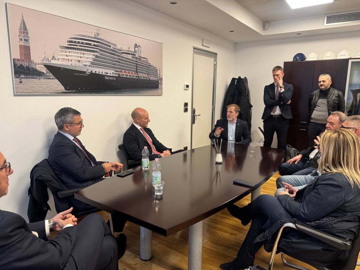 CislNazionale's tweet photo. #DanielaFumarola a Marghera: «Oggi la #Cisl è qui anche per lanciare la sfida della partecipazione. Con la legge 76 abbiamo dato attuazione a un principio previsto dalla Costituzione fin dal 1948: il diritto dei lavoratori a collaborare alla gestione delle imprese per promuovere l’elevazione economica e sociale del lavoro.
Allora, perché non iniziare proprio da una realtà importante come Fincantieri? 
La nostra proposta è quella di aprire un confronto per prevedere la presenza di un rappresentante dei lavoratori nel consiglio di amministrazione dell’azienda».
