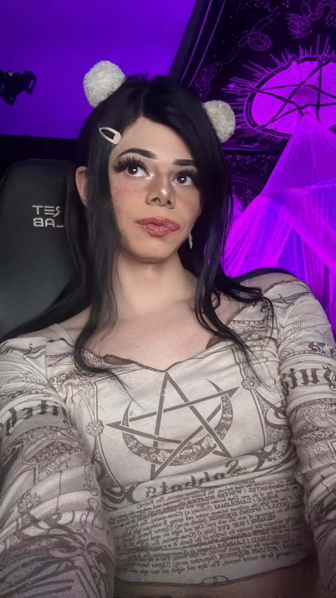 ๐
๐ข๐ฅ๐ญ๐ก๐ฒ ๐
๐ฅ๐จ๐ซ๐ ๐๐ซ tweet media