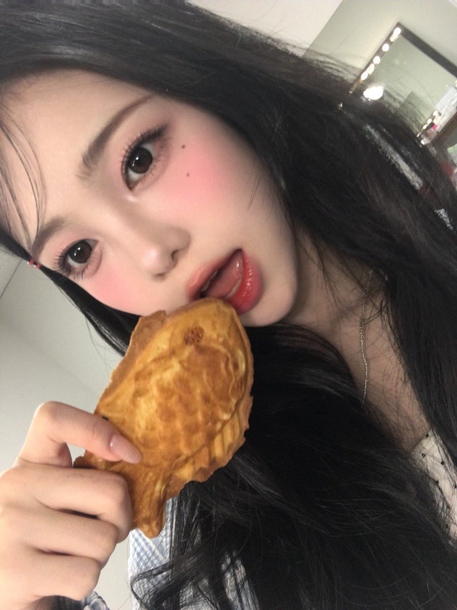 이안이는 음식과 셀카 찍을 때 정말 귀요워짐