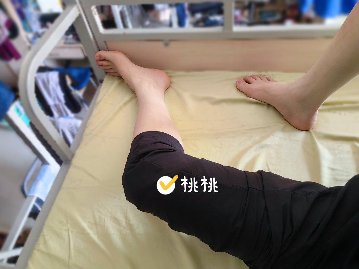 taotaojio's tweet photo. 喜欢光脚还是袜子
#男大 https://t.co/wwVlEhWp8F
