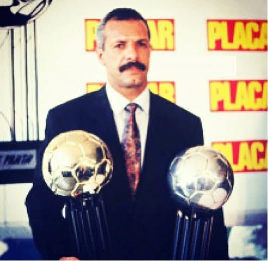 Júnior, o Maestro.
Bola de ouro do Brasileirão de 1992, conquistou o Penta com o Flamengo aos seus 38 anos.

Muito ídolo!