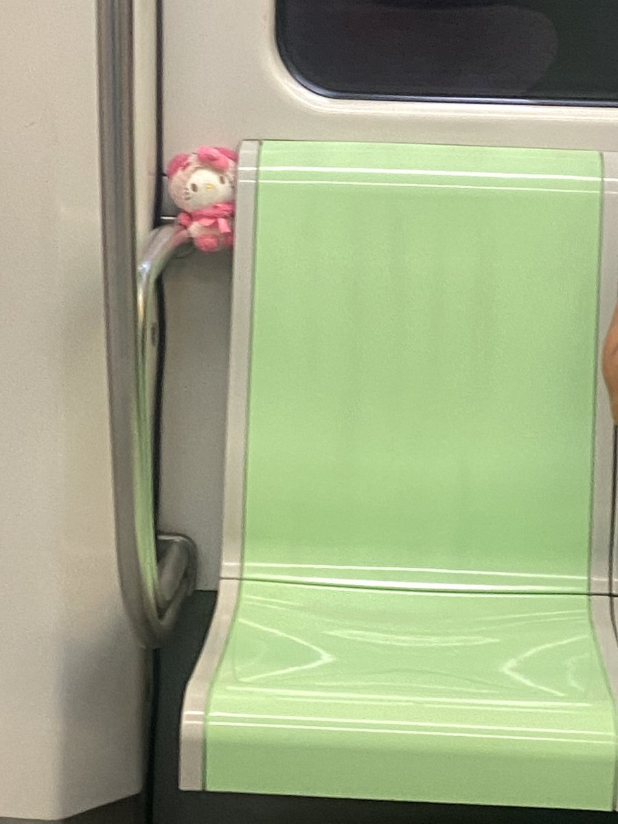 01___nv's tweet photo. @metrodemedellin tío metro quien habrá dejado este peluchito😭 https://t.co/mMpNmv6kVe