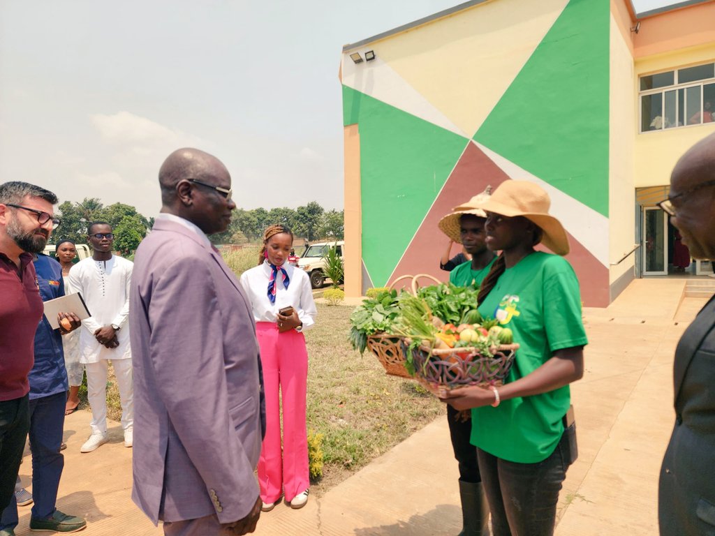 IsaacUcac's tweet photo. https://t.co/fB4ltXgcjz. L'ISAAC continue à faire son bonhomme de chemin. Merci au Ministre de l'Agriculture et  à sa délégation pour leur visite de découverte et d'encouragement dans notre établissement. https://t.co/UFbRa8Hgqc