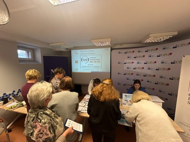 NFZ_Lodz's tweet photo. #LodzkiNFZ razem z Obywatelskim Parlamentem Seniorów.
#Zdrowie to temat 🌊rzeka, a Seniorzy to grupa, która szczególnie chce brać udział w wydarzeniach właśnie #zdrowia dotyczący.
🗓️#Profilaktyka, #IKP, gdzie się leczyć i jak wyjechać do sanatorium to tematy top topów. https://t.co/0xG6XkNn0U