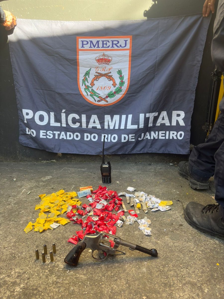 Dois criminosos foram presos por policiais do #7BPM durante um cerco tático na Avenida Almirante Amorim do Vale, no Manjoloso, em São Gonçalo. Com eles, foram apreendidos um revólver, munições, material entorpecente e um rádio transmissor. O caso foi encaminhado à 74ª DP.